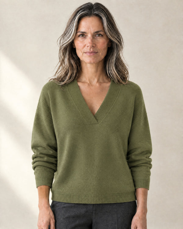 Relaxed V-Neck Jumper in Green